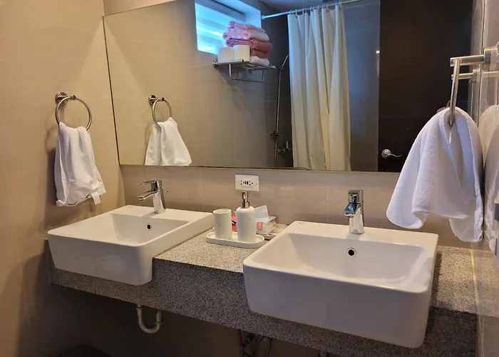 Bgc Uptown Park Tower 1 - 2 Bedroom And 2 Bath Aparthotel